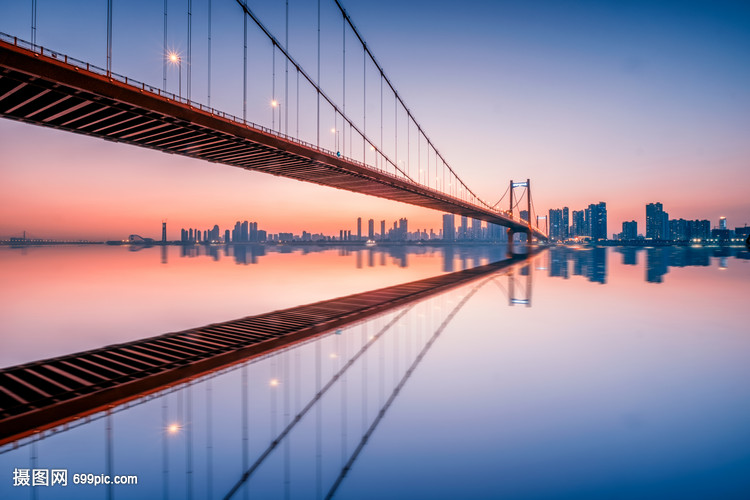 武漢璀璨夜色 鸚鵡洲長(zhǎng)江大橋的光影交響